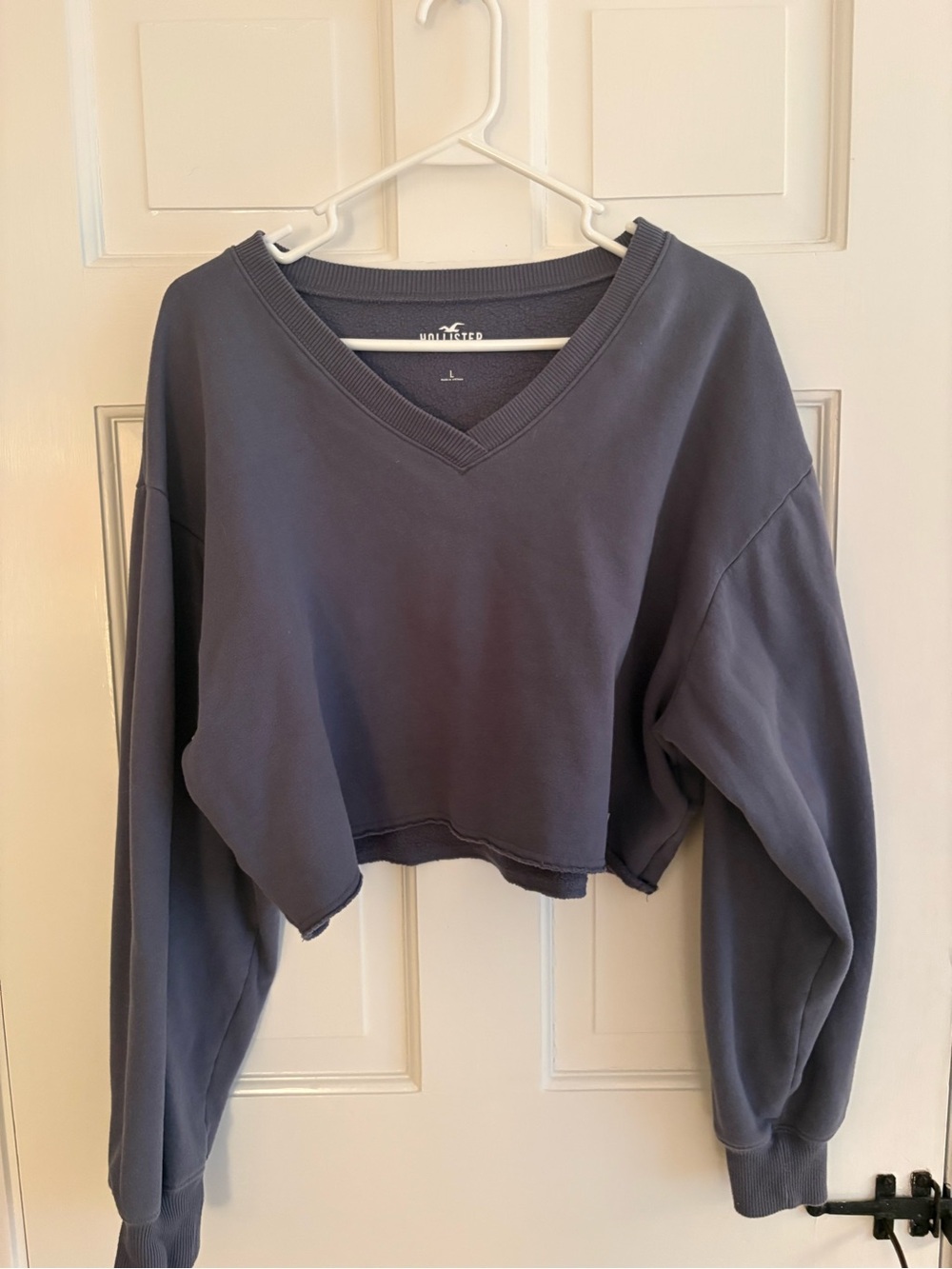 Hollister Cropped V-Neck Sweatshirt in Charcoal